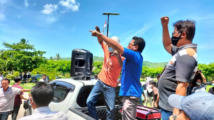 Waga demo di depan Sirkuit Mandalika