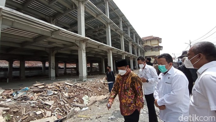 Wakil Gubernur Jawa Barat Uu Ruzhanul Ulum saat meninjau gedung polklinik RSUD dr Soekardjo Tasikmalaya.