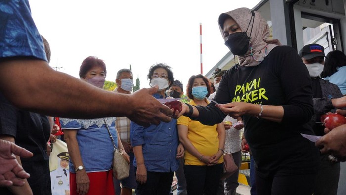 Wali Kota Batu Dewanti Rumpoko saat peluncuran 1 Tiket 1 Apel di Taman Rekreasi Selecta