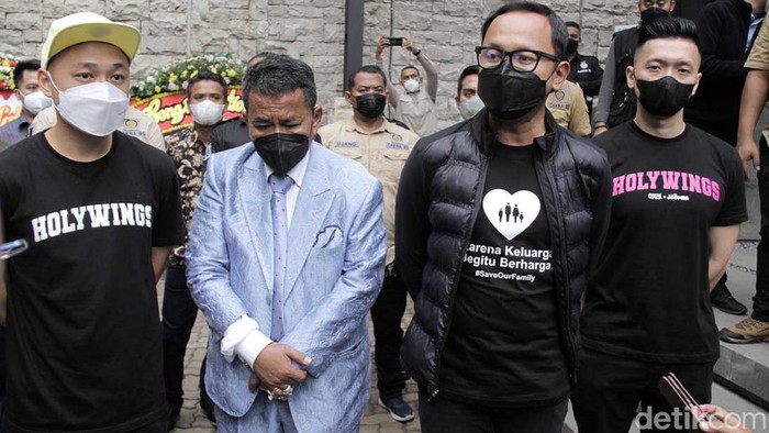 Wali Kota Bogor Bima Arya mendatangi Holywings Cafe di Jalan Raya Pajajaran, Bogor Timur yang diresmikan pada Selasa (8/2/2022) sore.