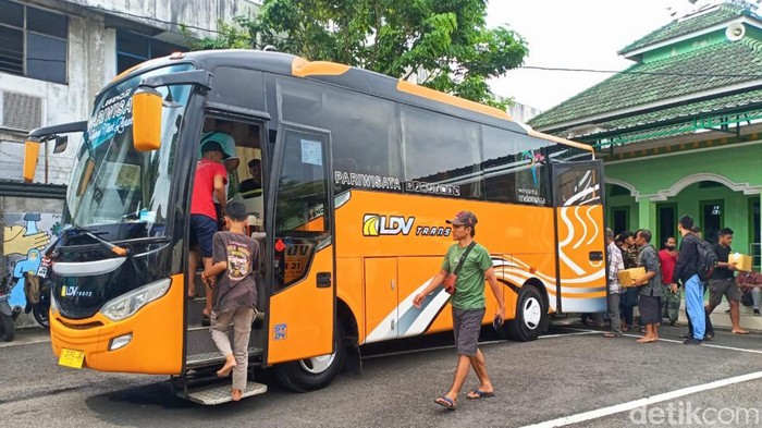 Warga Wadas dipulangkan dari Mapolres, Rabu (9/2/2022).
