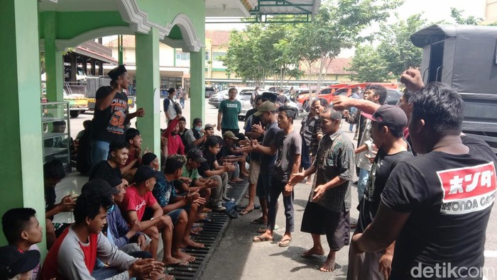 Warga Wadas dipulangkan dari Mapolres, Rabu (9/2/2022).