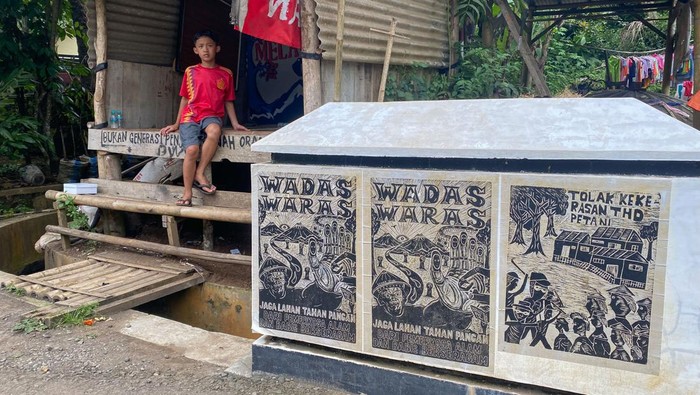 Warga beraktivitas di sekitar rumahnya di Desa Wadas, Bener, Purworejo, Jawa Tengah, Rabu (9/2/2022). Gubernur Jawa Tengah Ganjar Pranowo saat berkunjung ke Desa Wadas Rabu (9/2) hari ini mengatakan pihaknya sudah membuka lebar ruang dialog kepada masyarakat sejak lama, khususnya warga yang masih menolak terkait rencana pembangunan Bendungan Bener. ANTARA FOTO/Hendra Nurdiyansyah/wsj.