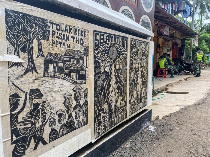 Warga beraktivitas di sekitar rumahnya di Desa Wadas, Bener, Purworejo, Jawa Tengah, Rabu (9/2/2022). Gubernur Jawa Tengah Ganjar Pranowo saat berkunjung ke Desa Wadas Rabu (9/2) hari ini mengatakan pihaknya sudah membuka lebar ruang dialog kepada masyarakat sejak lama, khususnya warga yang masih menolak terkait rencana pembangunan Bendungan Bener. ANTARA FOTO/Hendra Nurdiyansyah/wsj.