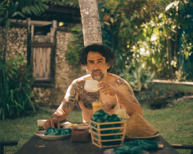 ‘Tua-tua keladi, makin tua makin jadi.’ Mungkin itu ungkapan yang tepat untuk menggambarkan Jeremy Thomas saat ini. Meskipun rambut dan jenggotnya sudah beruban, aktor era 90-an ini justru terlihat makin tampan. Ditambah lagi dengan tubuhnya yang masih fit dan berotot di usia 51 tahun. Foto: Instagram