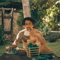 ‘Tua-tua keladi, makin tua makin jadi.’ Mungkin itu ungkapan yang tepat untuk menggambarkan Jeremy Thomas saat ini. Meskipun rambut dan jenggotnya sudah beruban, aktor era 90-an ini justru terlihat makin tampan. Ditambah lagi dengan tubuhnya yang masih fit dan berotot di usia 51 tahun. Foto: Instagram