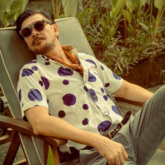 Aktor Ferry Salim memang dikenal punya perawakan tampan dan gagah dengan tubuhnya yang ramping dan menjulang di usia 55 tahun. Selain itu netizen juga memujinya punya pembawaan kharismatik. Foto: Instagram