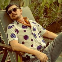 Aktor Ferry Salim memang dikenal punya perawakan tampan dan gagah dengan tubuhnya yang ramping dan menjulang di usia 55 tahun. Selain itu netizen juga memujinya punya pembawaan kharismatik. Foto: Instagram