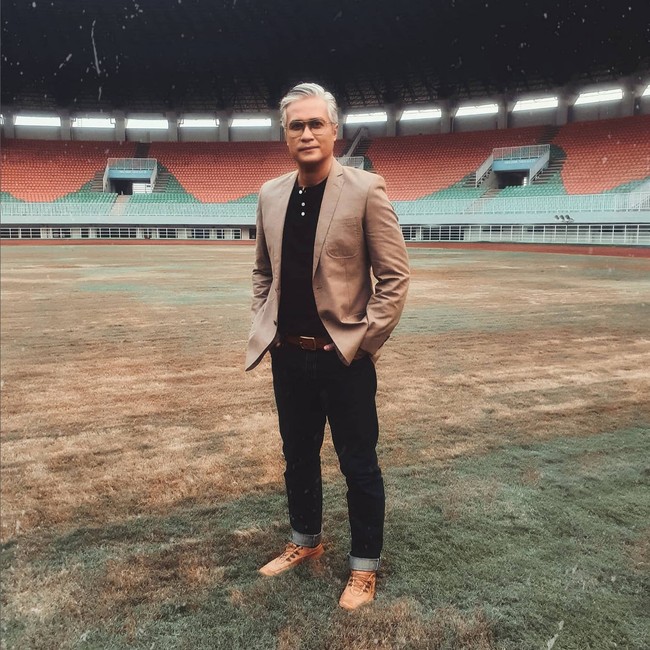 Di usia 52 tahun, Adjie Pangestu masih memiliki tubuh atletis dan tegap. Tidak heran jika tubuhnya selalu bugar karena aktor kawakan ini hobi olahraga, khususnya basket. Foto: Instagram