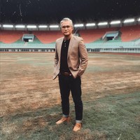 Di usia 52 tahun, Adjie Pangestu masih memiliki tubuh atletis dan tegap. Tidak heran jika tubuhnya selalu bugar karena aktor kawakan ini hobi olahraga, khususnya basket. Foto: Instagram