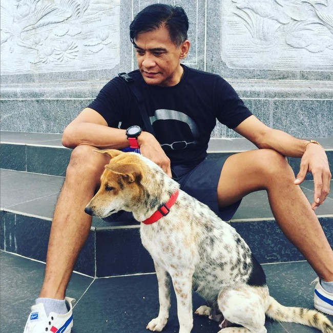 Saat masih muda, Donny Damara populer dengan kemampuan akting mumpuni serta senyum yang manis. Semua itu tak berubah saat usianya sudah menginjak 54 tahun. Donny masih diakui sebagai aktor hebat dan tentu saja paras tampan serta awet muda. Foto: Instagram