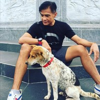 Saat masih muda, Donny Damara populer dengan kemampuan akting mumpuni serta senyum yang manis. Semua itu tak berubah saat usianya sudah menginjak 54 tahun. Donny masih diakui sebagai aktor hebat dan tentu saja paras tampan serta awet muda. Foto: Instagram