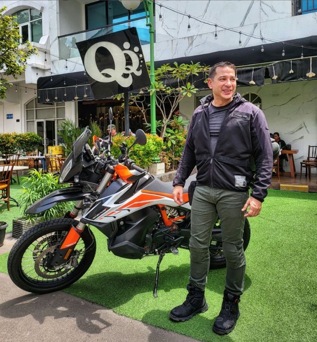 Ari Wibowo tak menunjukkan perubahan berarti saat kemunculannya sebagai aktor muda di era 90-an hingga kini sudah menginjak usia kepala lima. Di usia 51 tahu, tak tampak kerutan maupun keriput pada wajah tampannya. Foto: Instagram