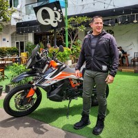 Ari Wibowo tak menunjukkan perubahan berarti saat kemunculannya sebagai aktor muda di era 90-an hingga kini sudah menginjak usia kepala lima. Di usia 51 tahu, tak tampak kerutan maupun keriput pada wajah tampannya. Foto: Instagram