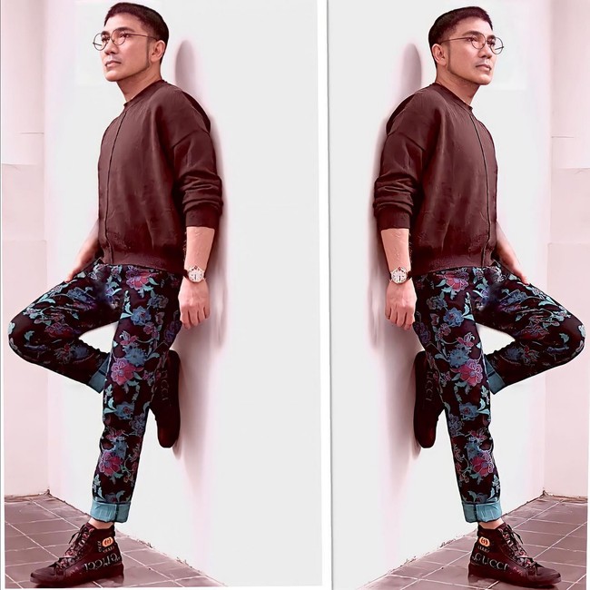 Penyanyi Yana Julio tampak awet muda di usia 60 tahun. Wajahnya tetap terlihat kencang, tubuhnya pun ramping seperti di awal karier pada era 90-an. Foto: Instagram