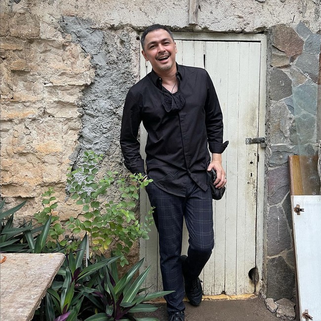 Aktor Thomas Djorghi akan genap berusia 52 tahun pada 12 Juni 2022. Meskipun sudah paruh baya, penampilannya tetap seperti anak muda bahkan netizen menyebutnya vampir di dunia nyata karena seolah tak menua. Foto: Instagram