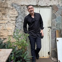 Aktor Thomas Djorghi akan genap berusia 52 tahun pada 12 Juni 2022. Meskipun sudah paruh baya, penampilannya tetap seperti anak muda bahkan netizen menyebutnya vampir di dunia nyata karena seolah tak menua. Foto: Instagram