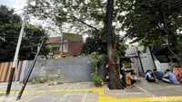Hingga saat ini tiang itu belum juga diperbaiki. 