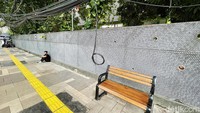 Selain itu juga ada kabel putus yang menjuntai ke bawah.