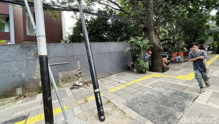 Awas! Ada Tiang Kabel Miring di Jalan Senopati Jakarta Tiang kabel terlihat miring di Jalan Senopati, Jakarta Selatan, Kamis (10/02/2022). Kondisinya bahkan nyaris roboh dan hingga kini belum ada tindakan perbaikan dari petugas terkait.