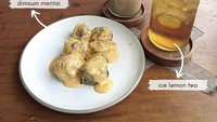 Selain jago nyanyi dan hobi membaca buku. Aya juga merupakan penggemar kuliner. Ini fotonya saat mengabadikan menu dimsum mentai hingga es kopi yang jadi teman santainya. Foto: Instagram @ayacanina