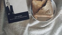 Nah selain kopi, rupanya roti jadi camilan wajib Aya saat sedang menghabiskan waktu membaca buku-buku kesukaannya. Foto: Instagram @ayacanina