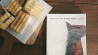  Ditemani dengan roti bakar khas Bandung, Aya sibuk membaca buku ‘Rusa Berbulu Merah’ karya Ahda Imran. Foto: Instagram @ayacanina