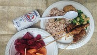 Sempat positif terjangkig COVID-19, Aya bagikan menunya saat karantina. Ada nasi merah, sate, hingga tempe goreng. Lengkap dengan buah potong segar. Foto: Instagram @ayacanina