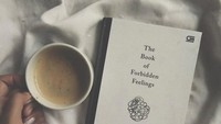Menikmati secangkir kopi hangat selalu jadi cara terbaik untuk Aya jika sedang baca buku. Foto: Instagram @ayacanina