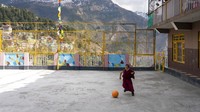 Seorang biksu pemula bermain sepak bola saat istirahat makan siang di Yongling Creche di Dharmsala, India, Selasa, (8/2/2022). Semangat perlawanan terhadap rasa malas gerak alias mager perlu ditumbuhkan. (AP Photo/Ashwini Bhatia)