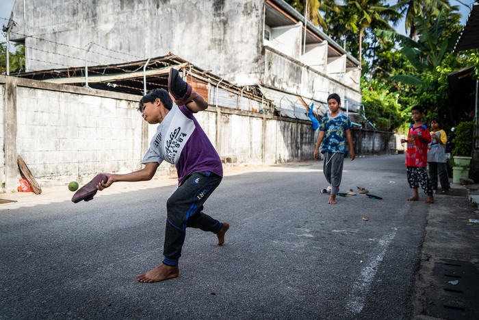Bahagia Itu Sederhana Momen bahagia bisa diperoleh kapan saja, di mana saja. Yang penting pikiran rileks dan biarkan bibir tersenyum lebar. Jangan lupa bahagia. Itu saja.