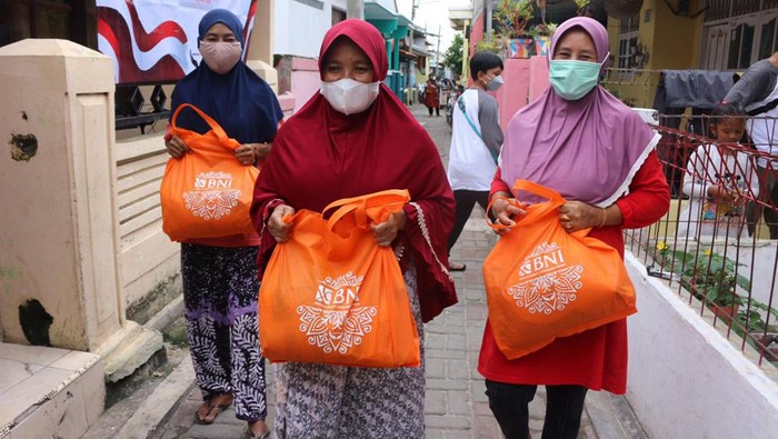 Warga menerima bantuan sembako dan beragam perlengkapan New Normal dari BNI yang disalurkan Jurnalis Peduli di Pulau Panggang, Kepulauan Seribu, Kamis (10/9/2022).
