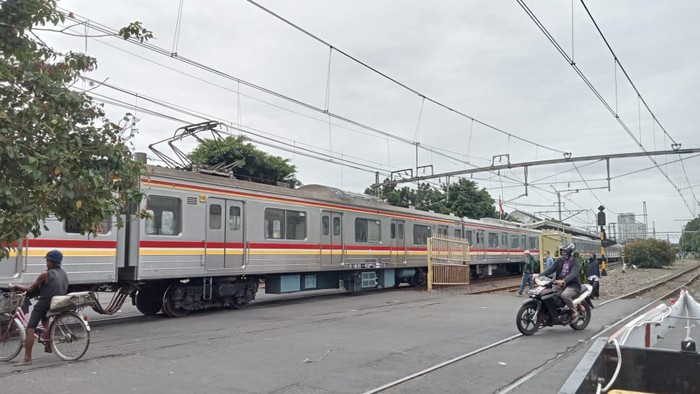 Saksi Agus mengatakan korban menerobos palang pintu saat kereta mendekati perlintasan.