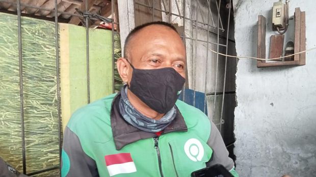 Saksi Agus mengatakan korban menerobos palang pintu saat kereta mendekati perlintasan.