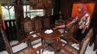 Bahkan, salah satu dagangannya yakni satu set kursi dan meja yang sudah berumur 80 tahunan juga bernilai tinggi.