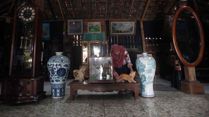 BISNIS PENJUALAN BARANG ANTIK Pemilik membersihkan barang antik dagangannya di Tangerang Selatan, Banten, Rabu (9/2/2022). Barang antik yang berasal dari dalam dan luar negeri itu dijual dengan harga dari Rp5 juta hingga ratusan juta rupiah per barang tergantung umur dan keunikan. ANTARA FOTO/Muhammad Iqbal/wsj.