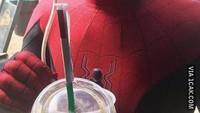 Cara Spiderman saat minum ini malah bikin ngakak. Karena topen bagian mulutnya tak berlubang, alhasil sedotannya dimasukkan lewat lubang di bagian mata. Foto: Twitter/Instagram
