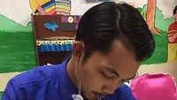 Kreatif dan efektif! Dua kata yang bisa deskripsikan cara pria ini saat menyedot minumannya. Esnya digantung di telinga, sehingga bisa sedot tanpa dipegang. Foto: Twitter/Instagram