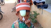 Cara yang sama juga dilakukan oleh bocil saat pulang ngaji. Esnya diselipkan di peci, sehingga bisa langsung disedot tanpa dipegang. Foto: Twitter/Instagram