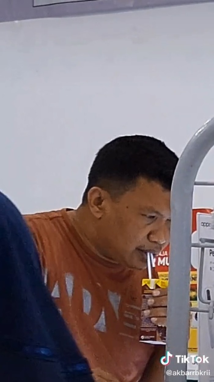 Cara nyeleneh nyedot minuman Cara nyeleneh nyedot minuman