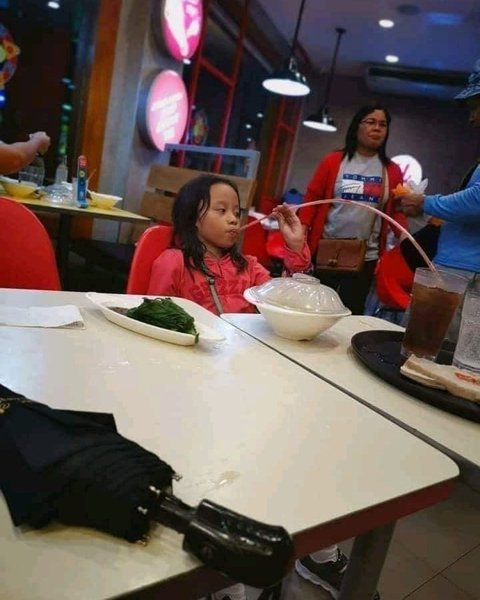 Cara nyeleneh nyedot minuman Cara nyeleneh nyedot minuman