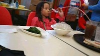 Seperti bocah perempuan ini misalnya. Mager dekatkan badan ke gelas di meja, ia berinisiatif untuk memanjangkan sedotan agar bisa minum sambil senderan. Foto: Twitter/Instagram