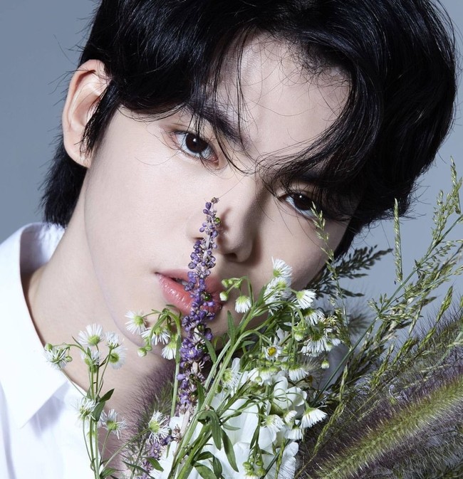 Seorang atlet figure skating menjadi perbincangan karena kemiripannya dengan Han So Hee dan Song Kang. Cha Jun Hwan bahkan disebut-sebut sebagai anak dari pasangan drama Korea Nevertheless itu. Foto: dok theqoo