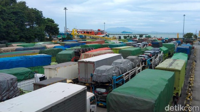 Cuaca buruk masih melanda Pelabuhan Merak, Banten. Akibatnya, terjadi kepadatan kendaraan yang hendak memasuki kapal. (M Iqbal/detikcom)