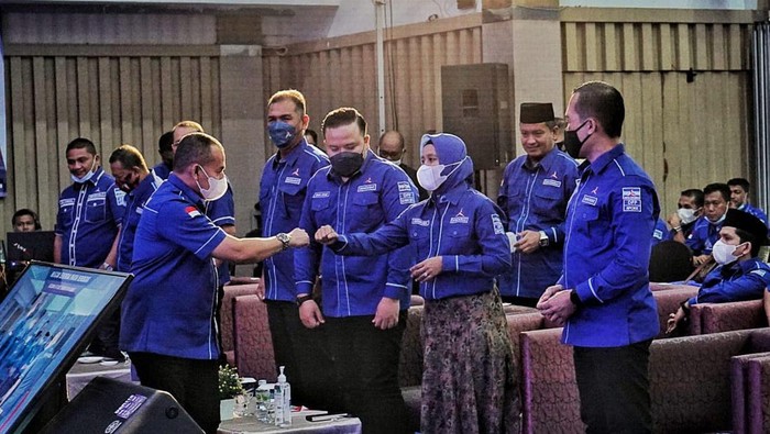 Ketua Umum Partai Demokrat, Agus Harimurti Yudhoyono (AHY) terus mengingatkan pada kadernya untuk bersiap hadapi pemilu 2024. Ia pun meminta kadernya untuk menjadi ‘Kuda Hitam’ dalam pemenangan pemilu mendatang.