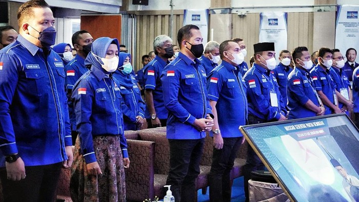 Ketua Umum Partai Demokrat, Agus Harimurti Yudhoyono (AHY) terus mengingatkan pada kadernya untuk bersiap hadapi pemilu 2024. Ia pun meminta kadernya untuk menjadi ‘Kuda Hitam’ dalam pemenangan pemilu mendatang.