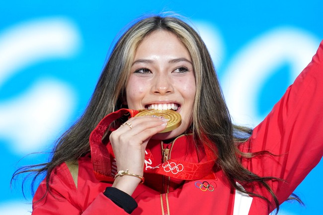 Itu adalah momen terbaik di hidupku. Hari yang sangat membahagiakan buatku. Aku benar-benar tak percaya apa yang baru saja terjadi, ungkap Eileen Gu seperti dikutip situs Olimpiade setelah mengklaim kemenangannya. (Foto: AP/Natacha Pisarenko)