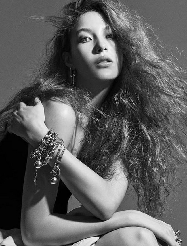 Keputusan tersebut lantas menimbulkan kontroversi sekaligus misteri soal status kewarganegaraannya. China sendiri tidak mengakui status ganda. Jika orang tidak memercayaiku atau menyukaiku, mereka yang rugi. Mereka tidak akan pernah menang di Olimpiade, katanya. (Foto: Instagram/@eileen_gu_)