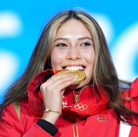 Itu adalah momen terbaik di hidupku. Hari yang sangat membahagiakan buatku. Aku benar-benar tak percaya apa yang baru saja terjadi, ungkap Eileen Gu seperti dikutip situs Olimpiade setelah mengklaim kemenangannya. (Foto: AP/Natacha Pisarenko)