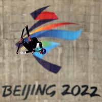 Belum pernah dalam hidupnya, Eileen meraih catatan double cork 1620. Dalam rekor tersebut, Eileen Gu meluncur lalu melambung ke udara dan berputar-putar setidaknya 4,5 kali di ketinggian enam meter sebelum akhirnya mendarat dengan mulus. Bahkan kalau pendaratannya gagal, itu akan tetap memberikan pesan positif kepada dunia dan memotivasi anak-anak perempuan untuk keluar dari zona nyaman demi memberikan yang terbaik, kata Eileen yang mulai bermain ski sejak usia tiga tahun itu. (Foto: Getty Images/Richard Heathcote)